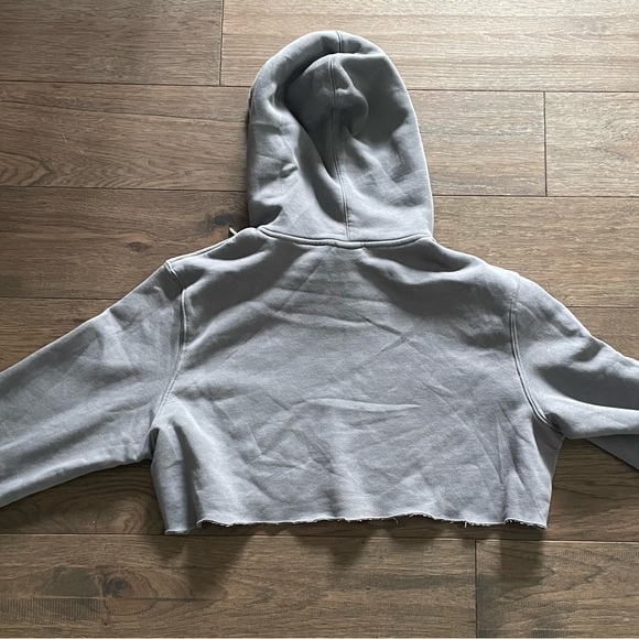 Bundle of 3 sweatshirts sized M. The grey one in the middle is cropped. - Picture 3 of 11